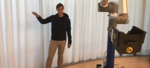 Wandelbots CEO Georg Püschel shows how how the robot memorizes a move, he has presented.