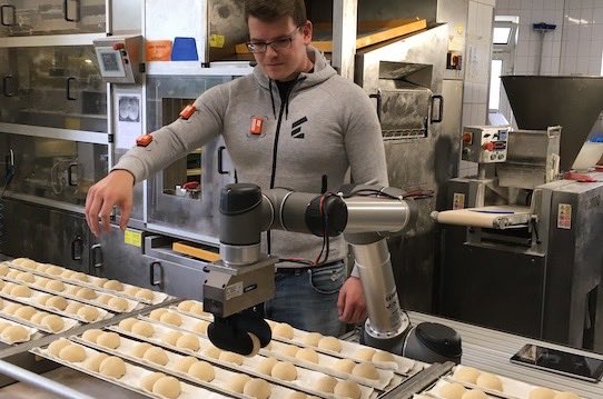 Wandelbots employee Gunther Mielke shows how the robot is trained in the bakery. Photo: Stephan Hoenigschmid