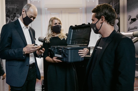 Roland Busch (left), Vice President and CEO of Siemens, receives one of the first Trace Pen from the hands of Wandelbots founders Maria and Christian Piechnick. Photo: Wandelbots
